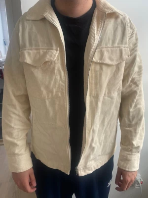 Hm jacka/kofta - Säljer denna hm jackan/koftan som är i väldigt bra skick storlek M perfekt inför våren 