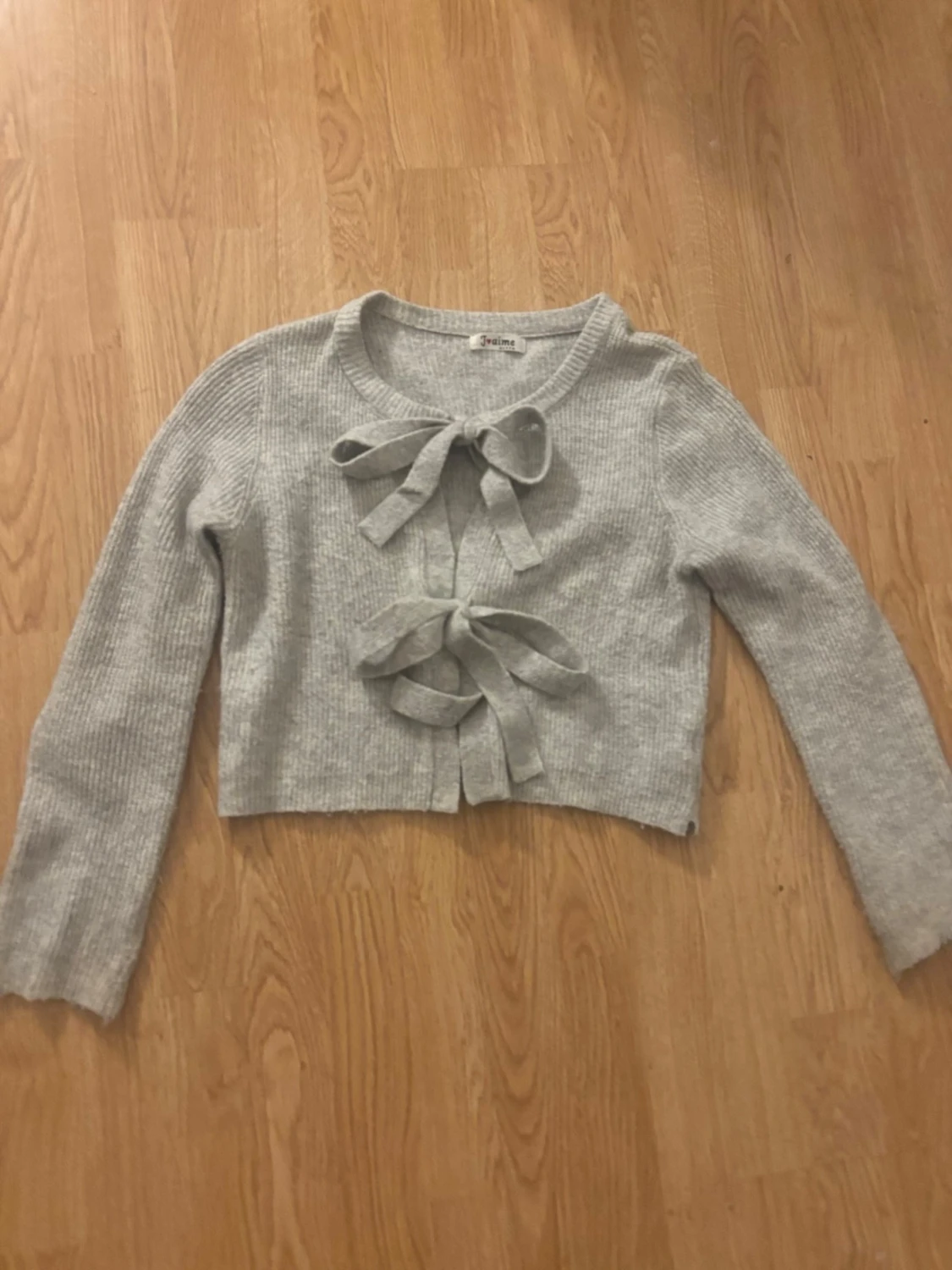 Ljusgrå stickad kofta med rosetter - 1