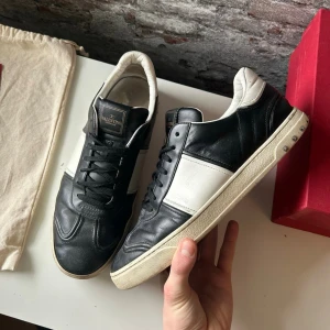 Valentino Flycrew - OK skick, heelcrease och några nitar fattas. Nypris ca 7000kr. Storlek 44.  Inget OG tyvärr. Självklart äkta !!! Skriv för mer information🤝