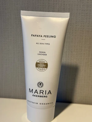 Papaya Peeling från Maria Åkerberg - Papaya Peeling från Maria Åkerberg är en enzympeeling för alla hudtyper med extrakt av papaya och lavendel. Kommer i 100 ml och är en ekologisk produkt som rengör och fräschar upp huden.