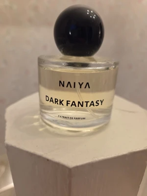 NAIYA Dark Fantasy parfym - En parfym från NAIYA med doften Dark Fantasy [born in roma]. Testad, kartongen finns.