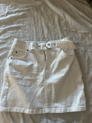 Vit jeanskjol med bälte - Vit jeans kjol bra till sommaren, passar nog både xs och s 