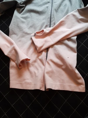 Training zipp up long-sleeves from Workout - Very cool its unique colour pattern which fading from the top mid-grey into a light pink one to the bottom part. In excellent condition.  Size M.