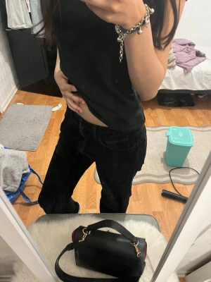 Svarta manchesterbyxor från Weekday - Säljer ett par svarta manchesterbyxor från Weekday med klassisk femficksmodell och raka ben. Jättefina men för korta på mig💕