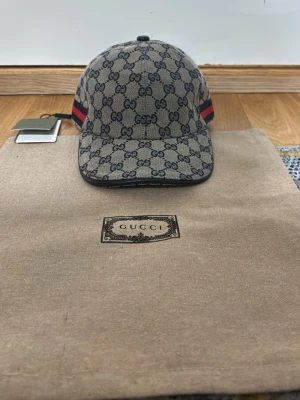 Naivy canvas gg S/M - Storlek S och M finns. Naivy canvas gg keps. Helt ny. Dustbag ingår. Fraktas direkt efter köp! Du väljer S elle m i dm !