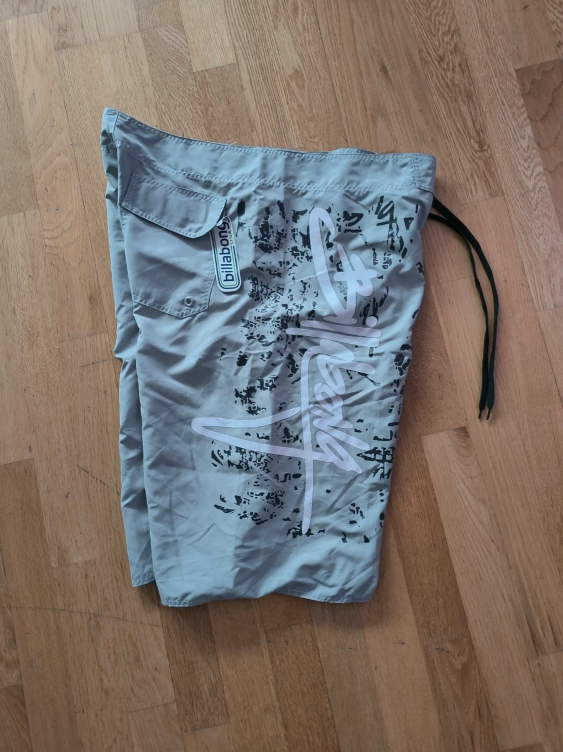 Gråa Billabong shorts med tryck - 1