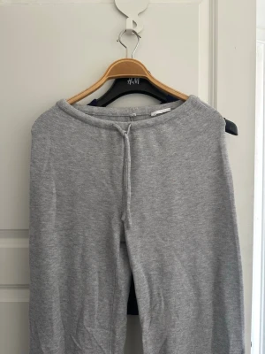 Grå mjukisbyxor med snörning från New Yorker - Mysiga grå mjukisbyxor från New Yorker med dragsko i midjan. Byxorna har en relaxed passform och är tillverkade i mjukt material som passar perfekt för chill dagar. Klassisk design utan synliga loggor eller detaljer. Jag säljer dem för att dem var för långa på mig. 