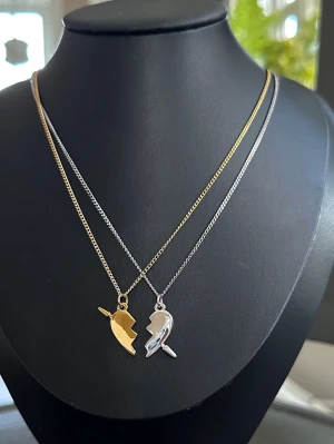 Maria Nilsdotter ”you and me” necklace Inspired! - Inspirerat Halsband av Maria Nilsdotter. Två matchande silver och guld halsband  med delade hjärthängen. Perfekt för att dela med en vän eller partner. Halsbanden är 100% rost och nickelfria och kedjorna är 40cm men går att förlänga med ytterligare 5cm. Vid mer frågor är det bara att höra av sig ☺️