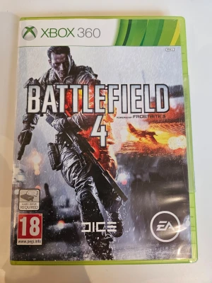 Battlefield 4 till Xbox 360 - Battlefield 4 till Xbox 360 är ett actionfyllt FPS-spel från DICE och EA. Omslaget är grönt och vitt med en soldat i fokus och explosioner i bakgrunden. Spelboxen är i plast och spelet är PEGI 18-märkt. Perfekt för dig som gillar intensiva multiplayerslag och episka strider.