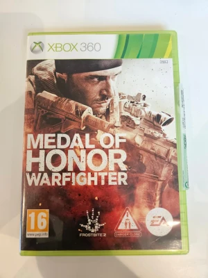 Medal of Honor Warfighter Xbox 360 - Medal of Honor Warfighter till Xbox 360. Spel i förstapersonsperspektiv med militärtema, utvecklat av EA och använder Frostbite 2-motorn. Omslaget är grönt och vitt, fodralet är i plast och innehåller två skivor med tryckt motiv.