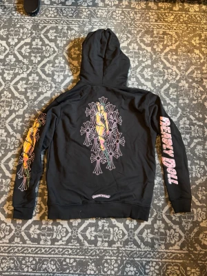 Chrome Hearts Deadly Doll Zip Hoodie - Svart Chrome Hearts zip hoodie med Deadly Doll tryck. Mycket bra skick.