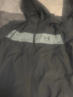 Under armour windbreaker/vindjacka - Under armlur vindjacka jätte bra skick använt några gånger