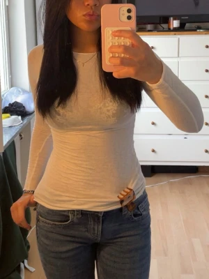 Vit intimissimi topp - Säljer min vita intimissimi topp då den inte kommer till nån användning och har använts 1 gång, fast pris🩷