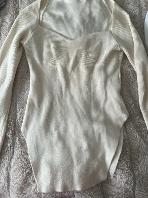 Krämvit ribbstickad topp - Säljer denna topp ifrån shein. Stickad , lite nopprig här o där. Storlek s men väldigt stretchig, skulle passa xs upp till m