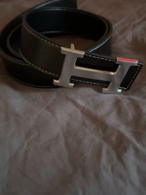 Silver H bälte - Stilig bälte med bokstaven ”H”