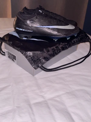 Nike Mercurial Vapor 16  Air Zoom Elite Shadow Pack - Jag säljer ett par Nike Elite fotbollsskor i toppskick. Använda bara några få gånger och känns som nya. Lätta, snabba och ger grymt grepp på planen. Till skorna ingår även box och påse! Perfekt chans att få ett par riktigt sköna fotbollsskor i nyskick för bra pris. Ny pris 3199 kr. Hör av dig vid funderingar!