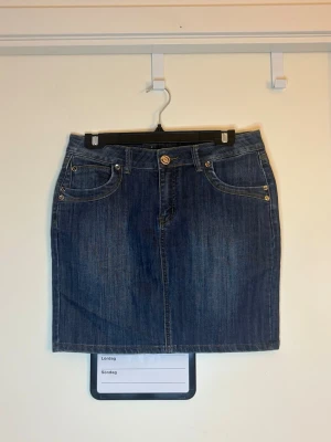 Jeanskjol -  Snygg jeanskjol! perfekt för alla tillfällen! 💙 Denna jeanskjol är det perfekta tillskottet till din garderob! 🤩 Den passar lika bra till vardags som till fest.   Bär den med en enkel t-shirt och sneakers för en avslappnad stil eller klä upp den med en blus och klackar för en mer elegant look. Storlek S🥰 hör av er vid eventuella frågor!🩷 pris går att diskutera❤️