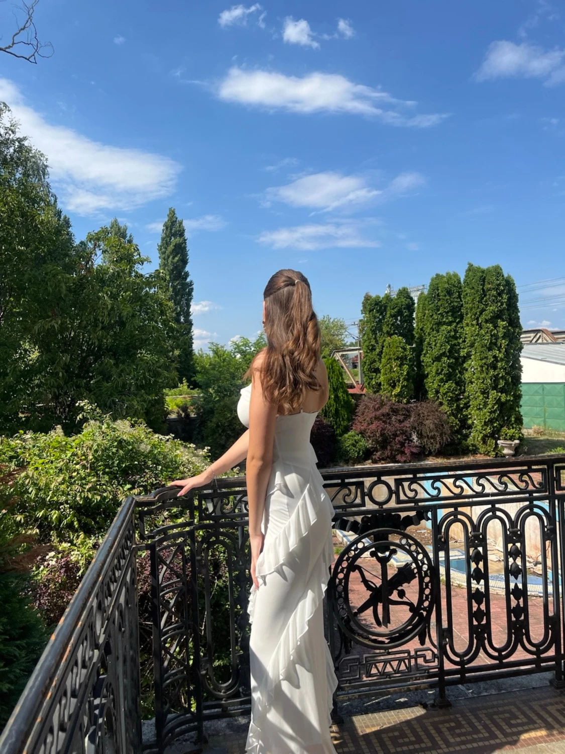 Vit långklänning med volangdetaljer - 2