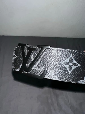 L\/ bälte  - Säljer het nu bälte. Fraktar samma dag som du köper 