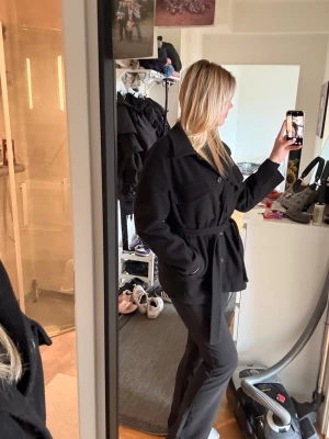 Kappa  - En fin vår kappa i storlek S, från Gina tricot i andvända skick, en tvätt så är den på banan igen. Skönt att slänga på sig något på sommarkvällarna när d e-böcker bli kyligt men ändå är stiligt