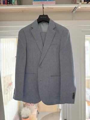 Linnekostym från These Glory Days - Ljusblå kostym ”ARCHER” från These Glory days. Kavaj och byxor i storlek 44. Finns flera fläckar som kemtvätten inte fick bort (se bilder) men främst innanför kavajen, därav priset. Annars jättehärlig sommrig kostym.