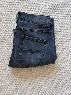 Grå jeans från Nudie Jeans - Hej och välkommen till liljestrands nu säljer vi ett par nudie jeans i nytt skick utan defekter de är använda 2 gånger och pris kan diskuteras vid snabb affär storlek 30/30 kom med frågor osv så hörs vi mvh liljestrand