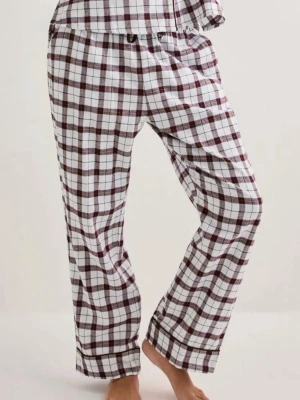 Rutig flanell pyjamas  - En rutig flanellpyjamas från Hunkemöller i storlek S, överdelen av pyjamasen finns i min profil. Pyjamasen är i ett riktigt skönt material. säljer pga för små, pris kan diskuteras💕