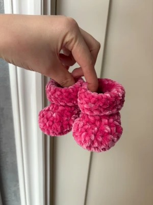 Virkade bebisskor  - Super söta virkade bebisskor i rosa - passar nyfödda och upp till 6 månader 🩷