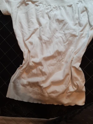 Round-neck top from Banana Republic  - White round neck style top from Banana Republic. In very good condition. 87% cotton. Fairly good strechy. 