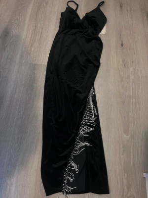 Klänning - Klänning med strassdetaljer, köpt utomlands, det står ingen storlek men antar att det är en One size, skulle sagt att den funkar för XS-M 💗