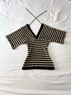 Randig stickad topp med v-ringning - Well worn condition, see photos for details I will accept the highest offer 