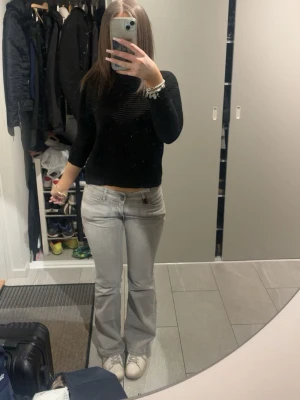 Grå low waist jeans - Säljer ett par gråa bootcut jeans med låg midja. Dom är köpta på nelly för ett tag sen nypris 700 kr men de är knappt använda och säljs inte längre!!😇😇