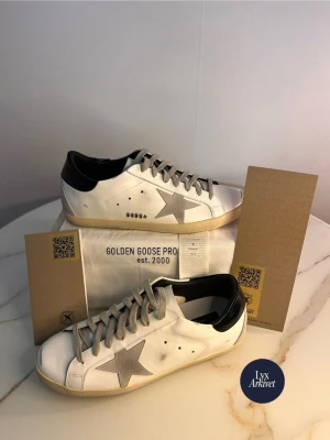 Golden Goose Superstar Sneakers - Golden Goose superstar skor Storlek 43 Skick 10/10 Använd bara 1-2 gånger Kvitto medföljer  Skriv gärna vid frågor eller om du vill ha fler bilder.