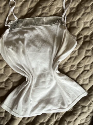 Festligt linne med paljetter - Festligt linne med silvriga paljetter. Köpt second hand och har ingen lapp eller märke. Svag gul färg på vissa ställen