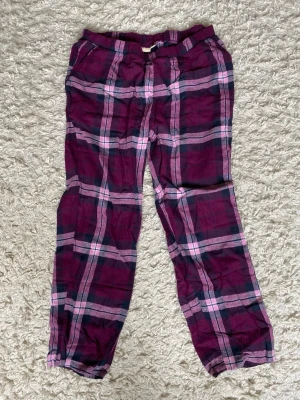 Pyjamas byxor  - Aldrig använda då de är för stora, helt nya.