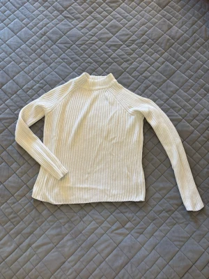 Vit ribbstickad polotröja - Snygg vit ribbstickad tröja med hög krage och långa ärmar från Gina tricot🌸