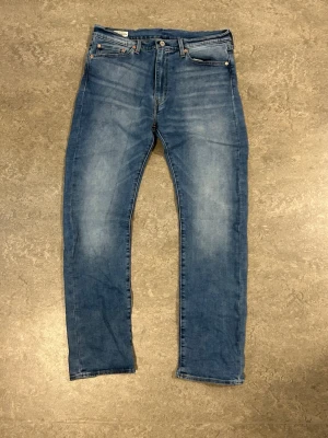 Nya Levis 513 34/32 - Blåa slim straight levis 513 jeans. Har använts en gång för att se storlek. Har fler av samma model i olika färger i min profil