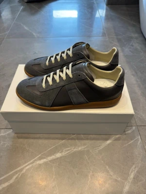 Maison Margiela gats - Säljer dessa sjukt feta gråa maison margiela gatsen! Dom är i super bra skick och är endast testade. De är köpta här på vinted. Storlek 40 men sitter som 41! Box osv medföljer! Skriv vid minsta fråga/funderin