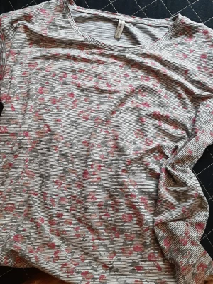 Top från Soyaconcept  - Unique colours-combination of grey, olive and pink this top. Not disturbingly colourful... In excellent condition.  Very lovely, lightweight material. Size S/M. 