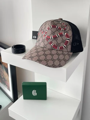 GG Keps - Säljer nu min GG keps med den ikoniska Kingsnake-printen. En tidlös trucker-modell med mesh-baksida som passar till allt. Justerbart spänne baktill för perfekt passform. Använd fåtal gånger, passar perfekt inför sommaren. 