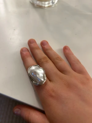 Pärla ring - Säljer denna fina ringen från shein. Säljer då jag inte känner mig som en silver tjej längre.