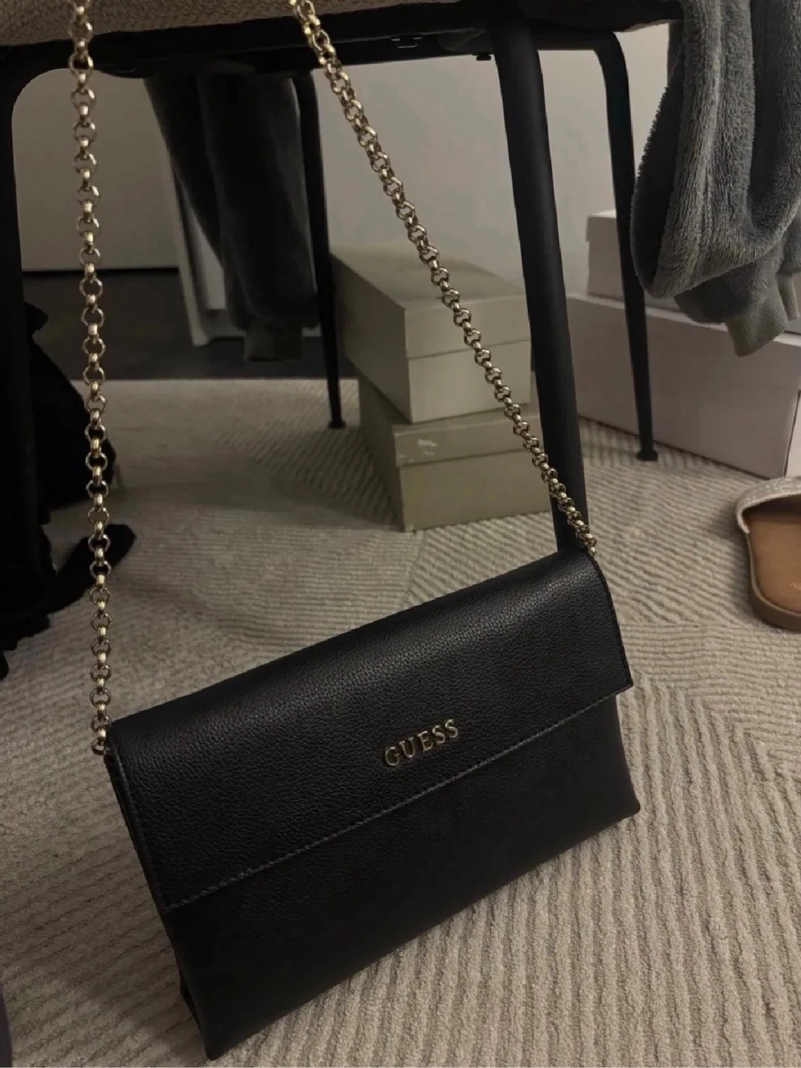 Svart kuvertväska från Guess