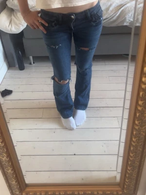 Coola jeans🩵 - Gjort hålen själv, de är lite korta på mig som är 166 så har därför inte använts🥲 Från ginatricot i strl 158
