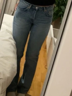 Blå straight jeans midrise - Säljer ett par klassiska blå jeans med rak passform och medelhög/låg midja. Perfekta till vardags och lätta att matcha med olika stilar.