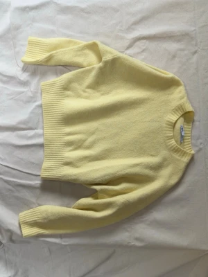 Gul stickad tröja från Zara - Mysig gul stickad tröja från Zara med rund halsringning och ribbade muddar vid ärmslut och nederkant. 