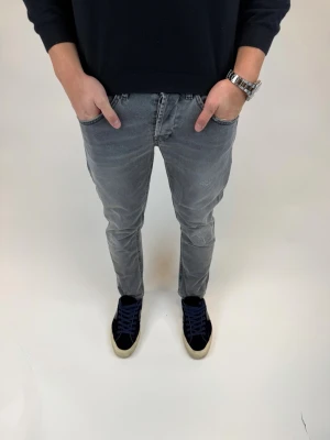 Dondup Jeans George  - Dondup Jeans George! Trendigaste jeansen på marknaden.  Ny pris= 4000 kr Säljs för= 899 kr (Modellen har original slitningar från fabrik vilket är väldigt eftertraktat och populärt)
