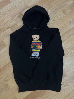 Ralph lauren tröja  - Snygg ralph lauren bear tröja - Storlek M - skick 9/10 är som ny - hör av dig vid minsta fundering!