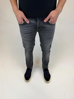 Dondup Jeans George  - Dondup Jeans George! Trendigaste jeansen på marknaden.  Ny pris= 4000 kr Säljs för= 1199 kr