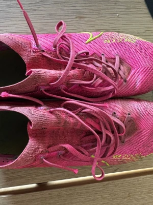 Rosa Nike fotbollsskor  - Säljer ett par rosa fotbollsskor elite. Lite gammlare model men fortfarande går bra att använda. 