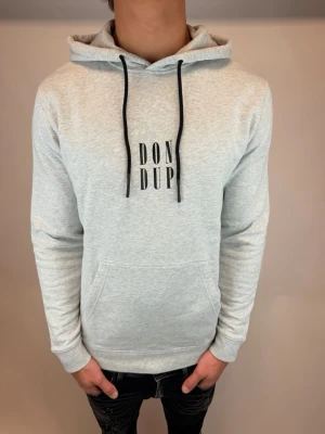 Dondup Hoodie  - Hej! Säljer nu denna väldigt snygga och sällsynta Dondup Hoodie! Storlek M,  Sällsynt model som inte längre säljs i butik! Ny pris= 4000 kr, Perfekt hoodie till våren 